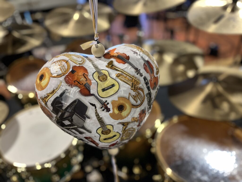 Ben jij klaar voor het coolste drum kinderfeest van Nederland? Trommel je vrienden op en vier je verjaardag met een knallend drum feestje in een echte muziekstudio!