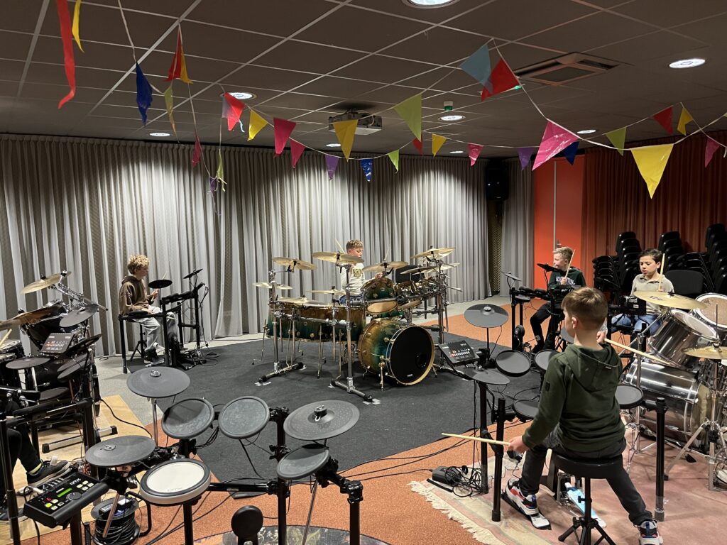 Ben jij klaar voor het coolste drum kinderfeest van Nederland? Trommel je vrienden op en vier je verjaardag met een knallend drum feestje in een echte muziekstudio!