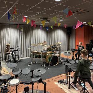 Ben jij klaar voor het coolste drum kinderfeest van Nederland? Trommel je vrienden op en vier je verjaardag met een knallend drum feestje in een echte muziekstudio!